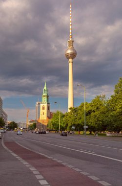 Gün batımında Berlin 'deki St. Mary' nin en eski Protestan kilisesinin manzarası. Almanya.