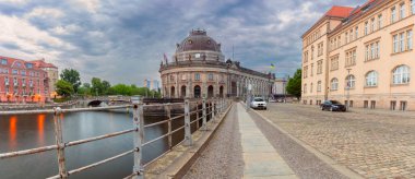 Gün batımında Berlin 'deki Spree Nehri üzerindeki şehir seti ve Müze Adası' nın panoramik manzarası. Almanya.