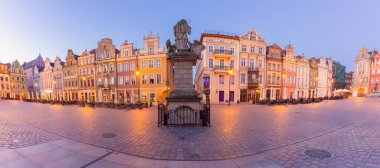 Sabahın erken saatlerinde kasaba meydanındaki güzel evlerin panoramik manzarası, Poznan, Polonya