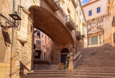 Ortaçağ Yahudi mahallesinde Piskopos Joseph 'in eski taş kemeri. Girona. İspanya. Katalonya.