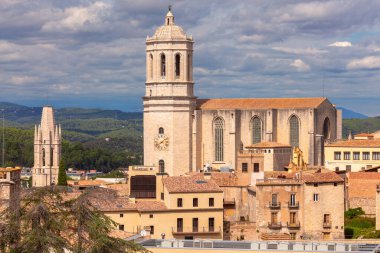 Girona 'lı Aziz Mary' nin eski ortaçağ Katedrali manzarası. İspanya. Katalonya.