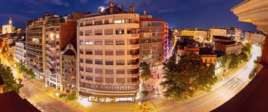 Karanlık çöktüğünde Girona 'nın merkez caddesinin panoramik manzarası: şehir binaları ve katedral, İspanya, Katalonya