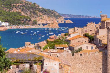 Akdeniz 'de taş evler ve teknelerin yer aldığı Tossa de Mar, Katalonya, İspanya' daki sahil köy ve körfezin manzarası.