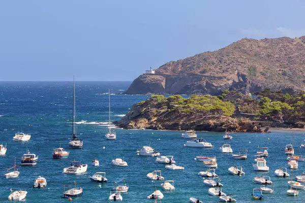 İspanya 'nın Katalonya kentindeki Kadavra kıyı manzarası Akdeniz' de sayısız tekne, beyazlatılmış binalar ve açık gökyüzünün altında kayalık bir kıyı şeridi gösteriyor.