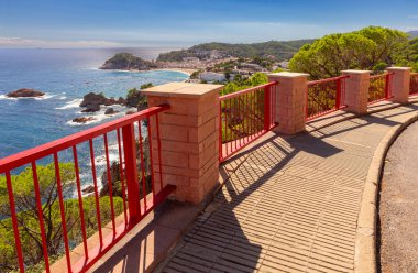 Güneşli bir günde Tossa de Mar 'da tarihi şatosu ve kayalık kıyı şeridi olan teknelerin havadan görüntüsü, İspanya, Katalonya