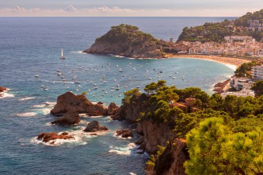 Güneşli bir günde Tossa de Mar 'da tarihi şatosu ve kayalık kıyı şeridi olan teknelerin havadan görüntüsü, İspanya, Katalonya