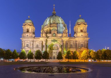 Gün batımında Berlin 'deki ünlü Dom Katedrali' nin manzarası. Almanya