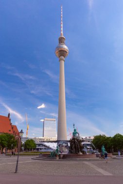 Berlin TV Kulesi (Fernsehturm) ve Neptün Çeşmesi (Alexanderplatz, Berlin, Almanya) açık bir günde