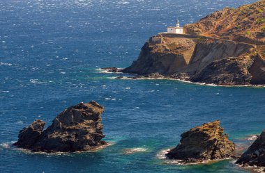 Kayalık sahildeki Cala Nans deniz feneri mavi Akdeniz 'e karşı, Kadaques yakınlarında, Katalonya, İspanya.