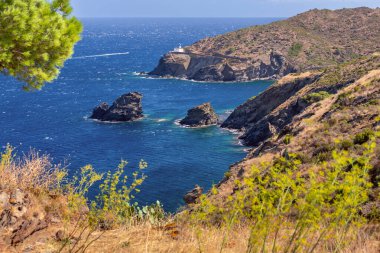 Kayalık sahildeki Cala Nans deniz feneri mavi Akdeniz 'e karşı, Kadaques yakınlarında, Katalonya, İspanya.