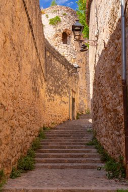 Girona 'nın Yahudi mahallesindeki taş merdivenler. Resim, geleneksel taş mimarisini ve dar sokakları gösteriyor. Bu tarihi bölge olan İspanya ve Katalonya 'nın tipik ortaçağ yerleşimi.