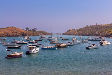 İspanya, Kadavra ve Katalonya 'daki Lligat Limanı' nın sakin sularına demirlemiş bir grup tekne.