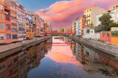 Girona Katedrali, Kızıl Köprü ve Girona, İspanya 'daki Onyar Nehri boyunca renkli binaların manzarası.