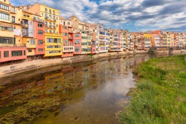 Girona Katedrali manzarası ve Girona, İspanya 'daki Onyar Nehri boyunca renkli binalar.