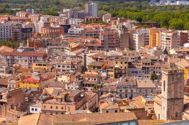 Renkli çatıları olan Girona manzarası, yoğun kentsel gelişim ve yeşillik ve açık gökyüzü, İspanya, Katalonya 'ya karşı tarihsel ve modern mimarinin bir karışımı