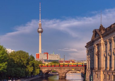 Gün batımında Berlin 'deki Spree nehrindeki şehir seti ve müze adası manzarası. Almanya.