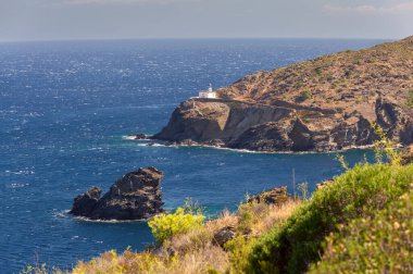 Kayalık sahildeki Cala Nans deniz feneri mavi Akdeniz 'e karşı, Kadaques yakınlarında, Katalonya, İspanya