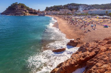 Kumlu sahil manzarası ve İspanya 'nın Tossa de Mar kentindeki turkuaz Akdeniz suları.