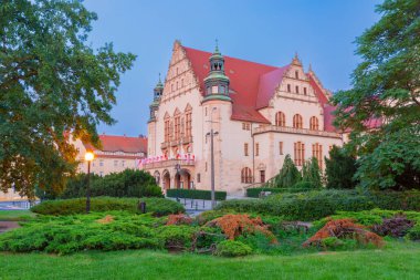 Şafakta Adam Mickiewicz Üniversitesi 'nin tarihi binası, Poznan, Polonya