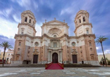 Cadiz Katedrali 'nin barok ve neoklasik cephesi: ikiz kuleler, merkez kubbe ve ön planda geniş kare, İspanya