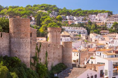 İspanya 'nın Katalonya kentindeki tarihi Tossa de Mar kasabasının manzarası, ortaçağ kuleleri, taş duvarları ve geleneksel Akdeniz evleri