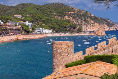 Katalonya, İspanya 'nın tarihi Tossa de Mar şatosunun duvarlarından körfezin manzarası