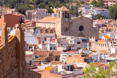 Tossa de Mar Katalonya 'daki çatılarla çevrili Sant Vicenc Kilisesi manzarası