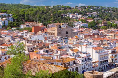 Tossa de Mar Katalonya 'daki çatılarla çevrili Sant Vicenc Kilisesi manzarası