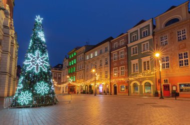 Ortaçağ Belediye Binası yakınlarındaki eski pazar meydanında Noel ağacı ve ışık var. Poznan, Polonya
