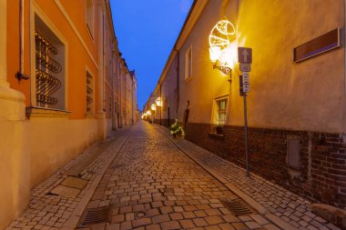 Merkez meydanına giden eski kasabada gece aydınlandı. Poznan, Polonya.