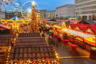 Poznan, Polonya 'daki Özgürlük Meydanı' nda aydınlatılmış Noel süslemeleri ve atlıkarıncaları