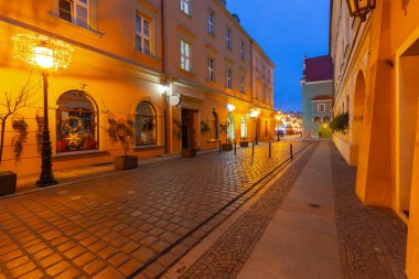 Tarih merkezindeki eski ortaçağ kaldırım taşı caddesi, Poznan, Polonya