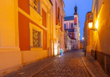 Tarih merkezindeki eski ortaçağ kaldırım taşı caddesi, Poznan, Polonya
