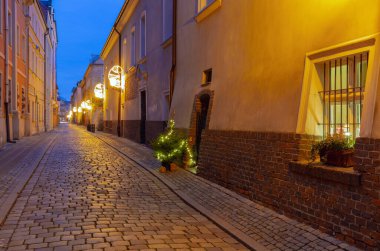 Tarih merkezindeki eski ortaçağ kaldırım taşı caddesi, Poznan, Polonya