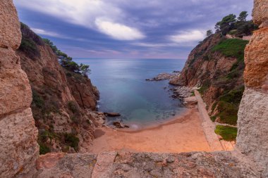 İspanya 'nın Tossa de Mar kentindeki antik şehir duvarları boyunca etrafı dağlarla çevrili.