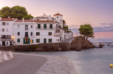 Beyaz binalar, balkonlar, İspanya ve Katalonya ile Kadavra 'daki ana sahil caddesi.