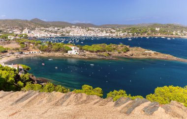 Santa Maria 'nın tarihi beyaz kilisesinin bulunduğu kıyı kasabası Akdeniz tarzı evler, yemyeşil ve pitoresk tepeler, İspanya