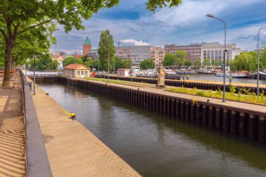 Güneşli bir günde Berlin 'deki Spree Nehri' nin seddi ve kapakları görülüyor..