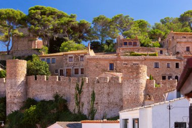 İspanya 'nın Katalonya kentindeki tarihi Tossa de Mar kasabasının manzarası, ortaçağ kuleleri, taş duvarları ve geleneksel Akdeniz evleri