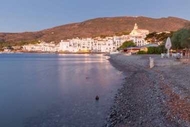Şehir seti manzarası, kar beyazı evler ve Kadavra, Katalonya, İspanya 'daki Santa Maria kilisesi