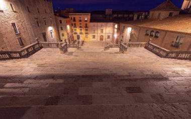 İspanya 'daki küçük bir kasaba meydanından Girona Katedrali' ne giden taş merdivenlerin gece görüşü