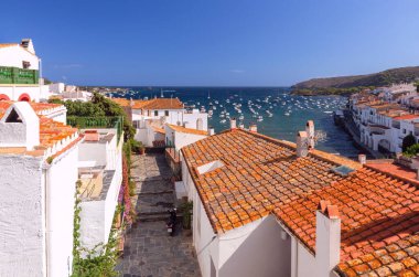 İspanya 'nın Katalonya kentindeki Kadavra kasabası, geleneksel kırmızı kiremitli çatılar ve beyazlatılmış evler