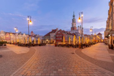 Poznan, Polonya 'da kasaba meydanında eski ortaçağ renkli geleneksel evler