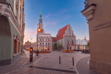 Eski ortaçağ pazar meydanı şafak vakti renkli tarihi evler Poznan, Polonya