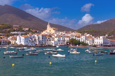 Kadavra, İspanya 'nın manzarası, körfezde ve Santa Maria Kilisesi' nde tekneler var.