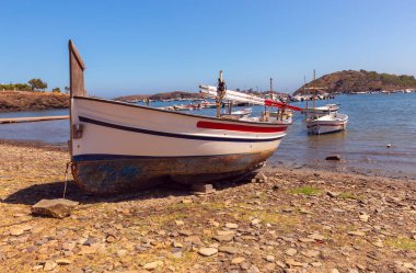 Portlligat Körfezi, Kadavra, İspanya 'nın sığ sularına demirlemiş geleneksel balıkçı tekneleri