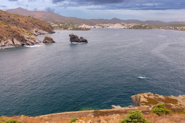 Cala Nans Kadaques yakınlarında kayalık uçurumlar ve engebeli kıyı patikaları ile İspanya