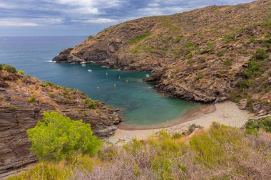 Cala Nans Kadaques yakınlarında kayalık uçurumlar ve engebeli kıyı patikaları ile İspanya