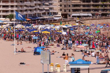 Tossa de Mar, İspanya - 13 Eylül 2024: Kosta Brava, İspanya 'da Tossa de Mar Sahili, güneşlenen ve yüzen insanlarla