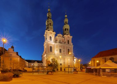 Geceleri Poznan Polonya 'daki Bernardynska Meydanı' ndaki Assisi Barok Kilisesi